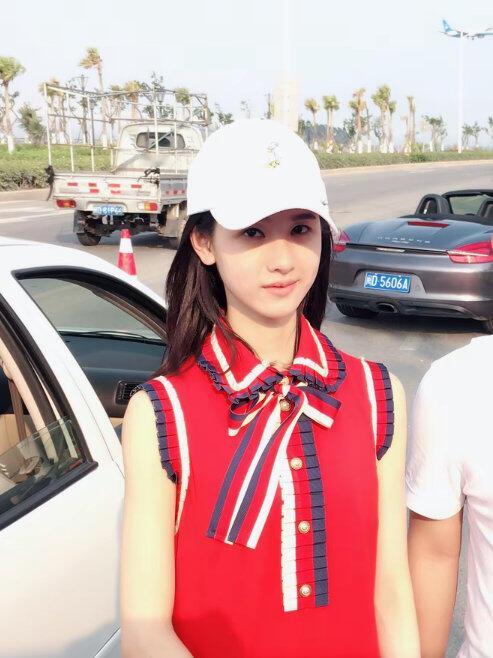 此女的照片像线面一样繁殖…… 