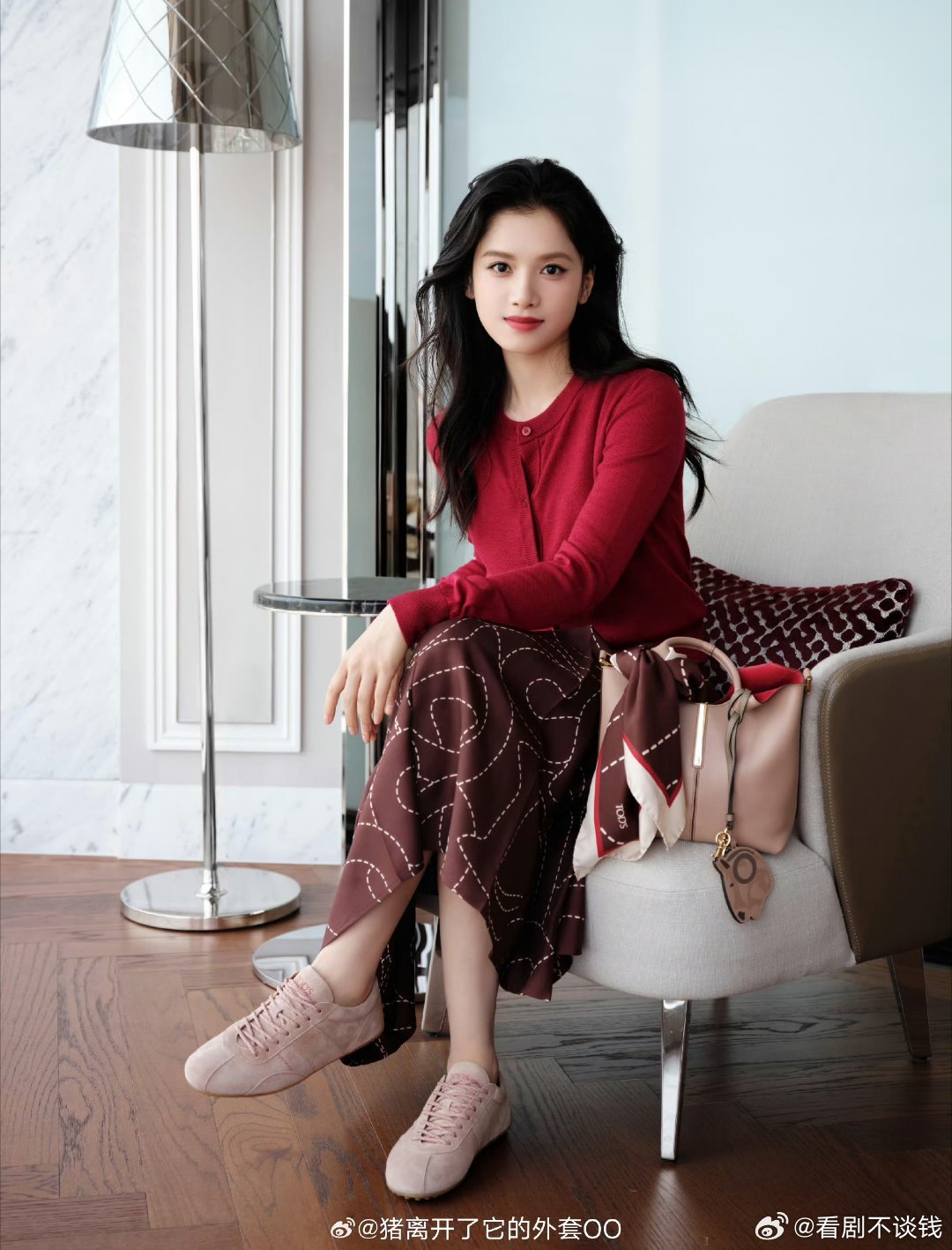 张婧仪tods新春大片，穿红色毛衣，明艳大气的东方美人！！