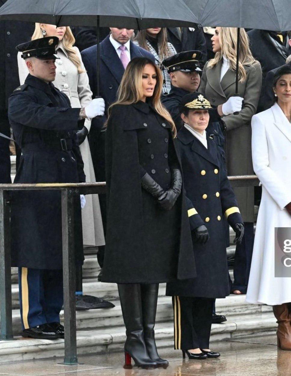 Melania昨天在阿灵顿国家公墓，穿的Dior 大衣和Louboutin的靴子