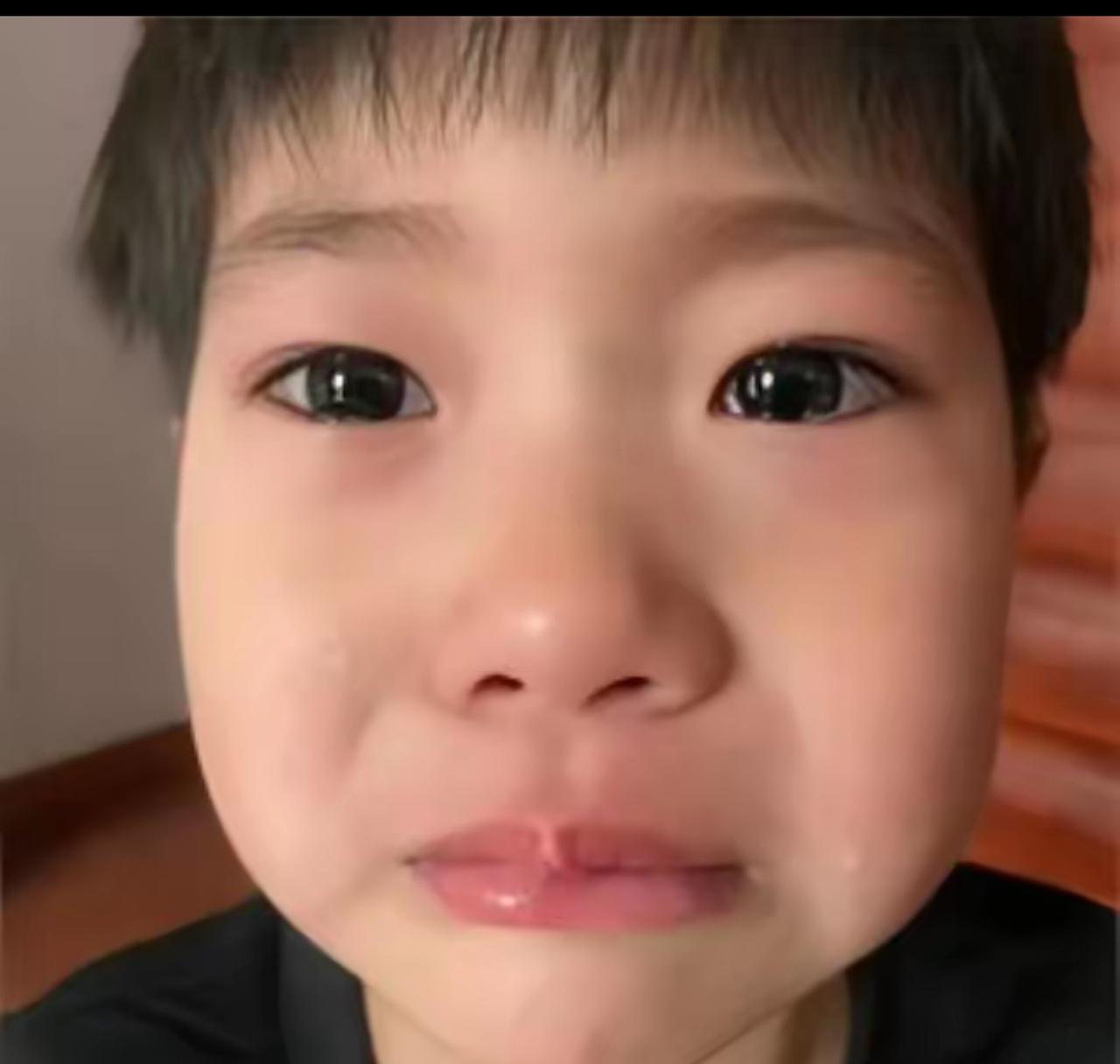 班主任得知男孩妈妈是清洁工，瞬间软化态度！一番举动看哭无数人

陕西西安一个班主