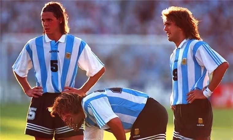 不知大家发现没有，如今的职业足球运动员个子越来越高，头发却越来越短。就连最爱留长