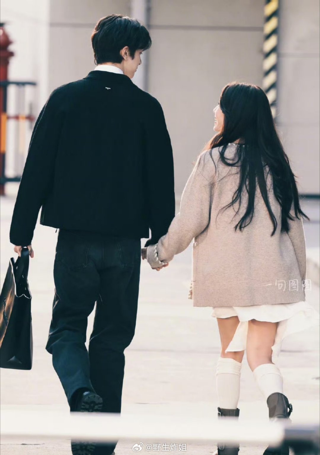 林一和卢昱晓主演的《折月亮》牵手路透来了，现偶的氛围感，男女主角牵着小手手，你能