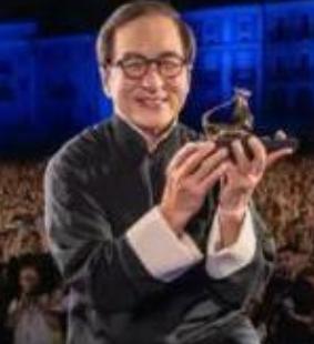 成龙身后的“东方叠影”是一种比喻性说法，代表着成龙在传播东方文化等方面留下的深刻