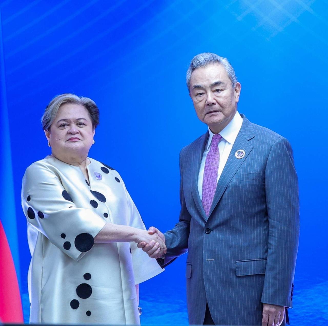 最新消息：与王毅外长的会晤结束后，菲律宾外长拉扎罗今天（7月22日）下午写道：“