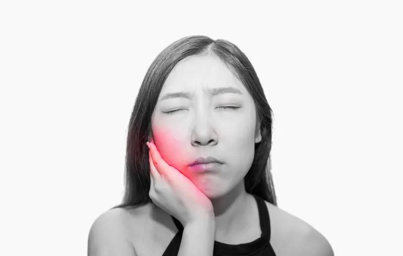 牙齿敏感神经疼，原因还挺多。我之前就有过这毛病，疼起来真要命。
一方面，刷牙方式