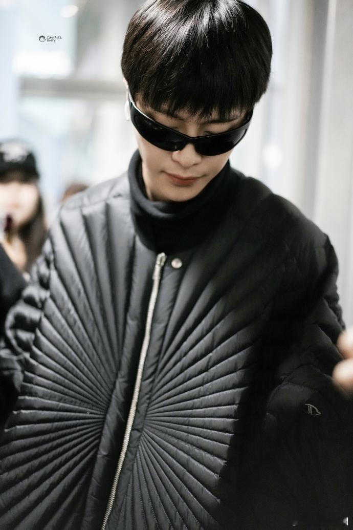 范丞丞出发厦门look  范丞丞墨镜顺毛look  范丞丞的这次出发厦门look