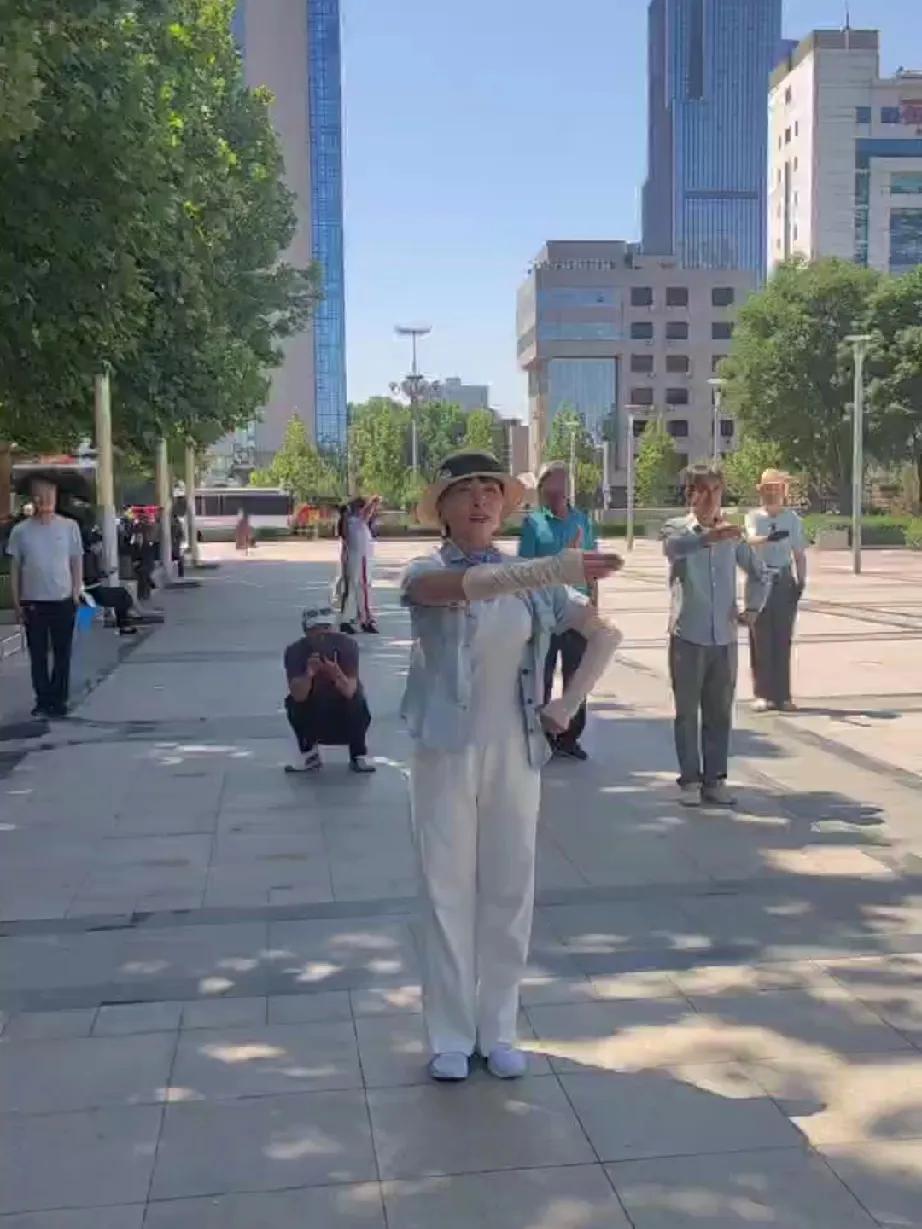 维吾尔族的帕丽是石家庄石榴花新疆舞艺术团主讲老师，常年在长安公园定点授课。她科班