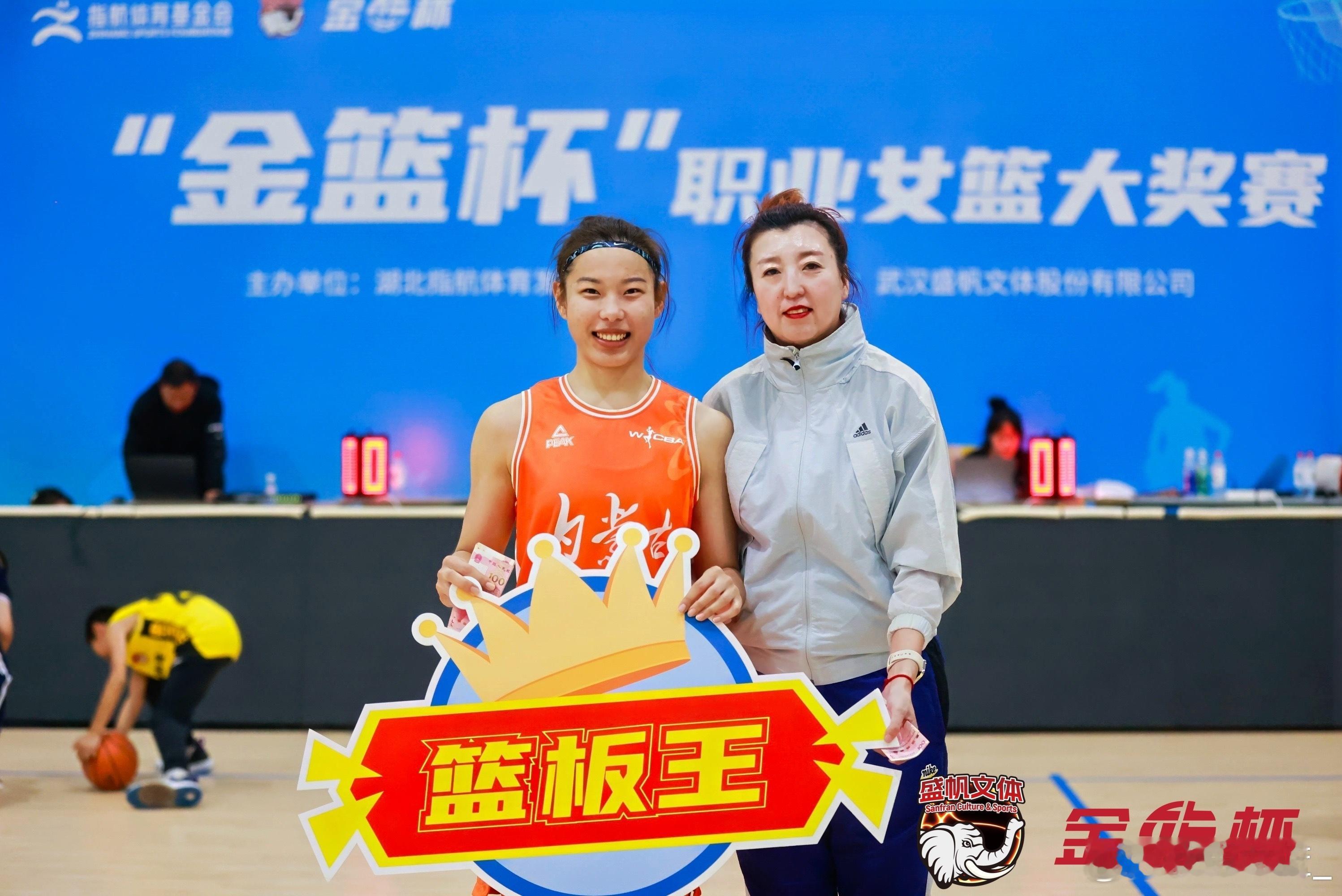 稍后18：00，2024年“金篮杯”职业女篮大奖赛将迎来季军战，内蒙古农信对阵武