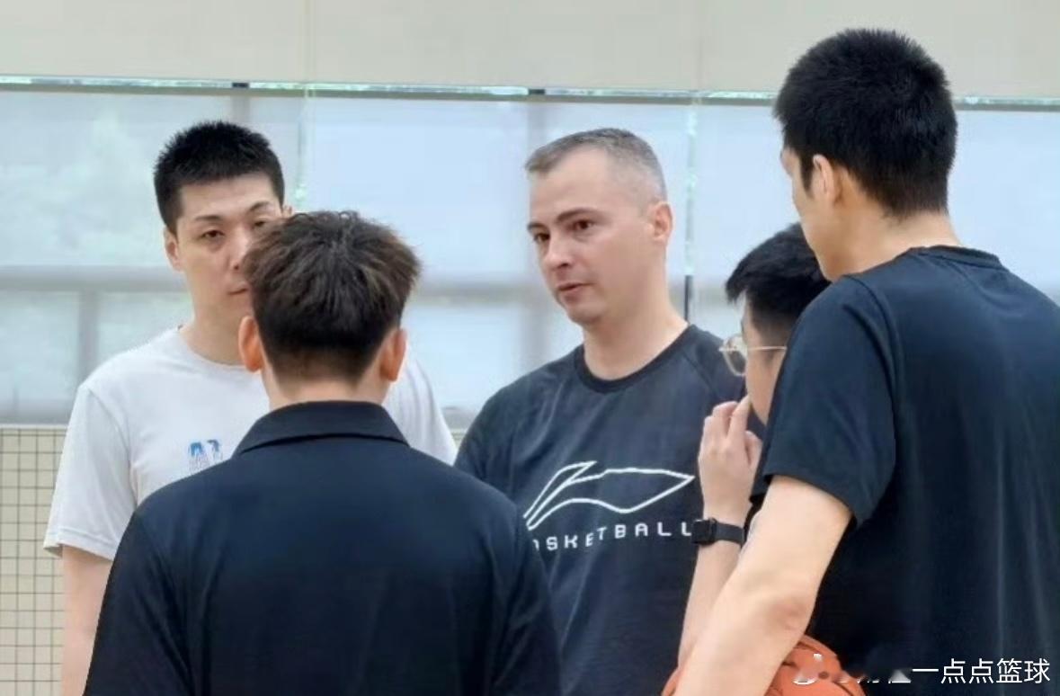 不吹不黑，宏远新帅谈杜锋，新体系急不得，新外援不求最强只求适配广东宏远新帅亚科夫