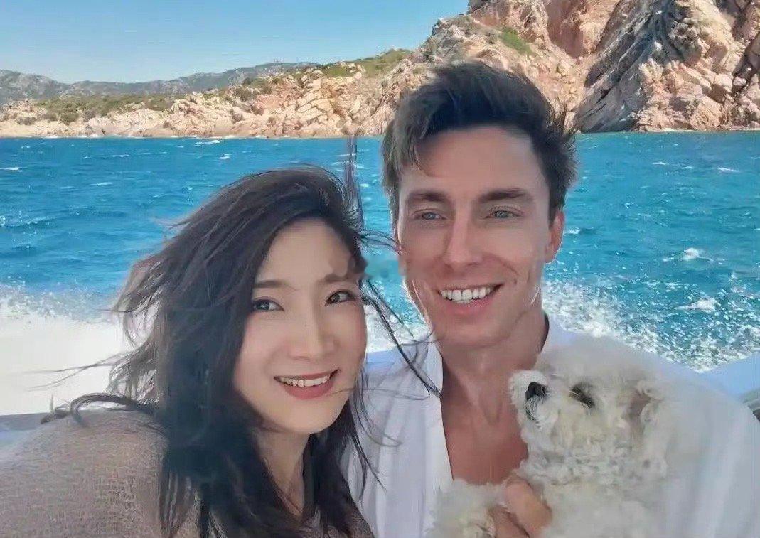 陈赫前妻许婧晒外国帅老公，两人定居南意坐游艇出海38岁身材很好。 