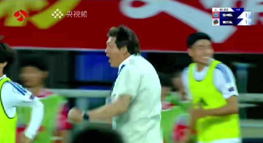 你说这位振臂高呼胜利的宿迁队主教练就是原来国足的那位“玉面杀手”张玉宁，我咋这么