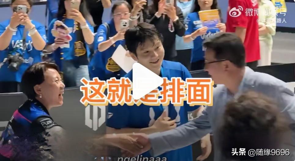 东东太可爱了，娘家人和婆家人都那么疼爱他，网友趣味调侃他成了中国好儿媳，这画面太