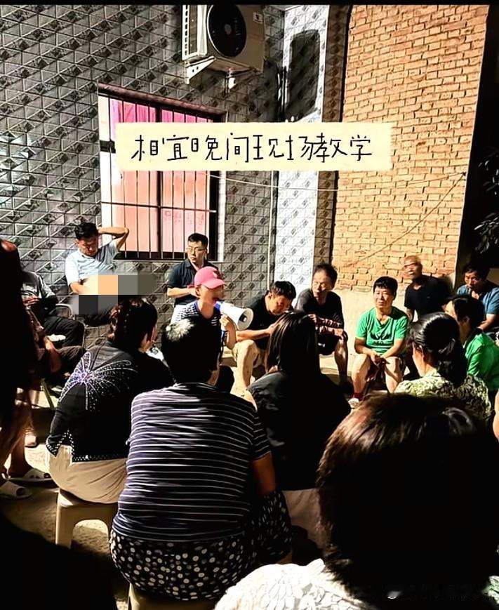 相宜在白良村热热闹闹地开启了电商培训课，她不光白天给村民们讲课，连晚上她也不闲着