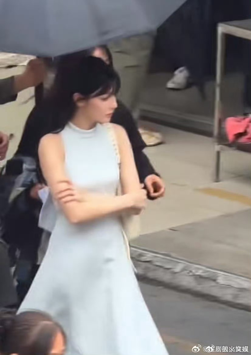 迪丽热巴泉州拍摄路透迪丽热巴半扎披发蓝裙造型迪丽热巴半扎披发蓝裙造型，好看，[爱