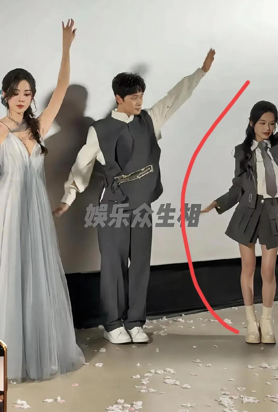 感觉古力娜扎手都和余茵的腿一样长。
余茵出生北京，是于正要捧的新人，凭一部和乖乖