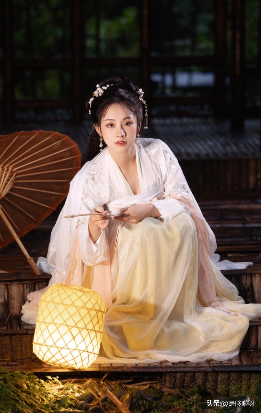一袭古装映灯影，半盏温柔渡人间