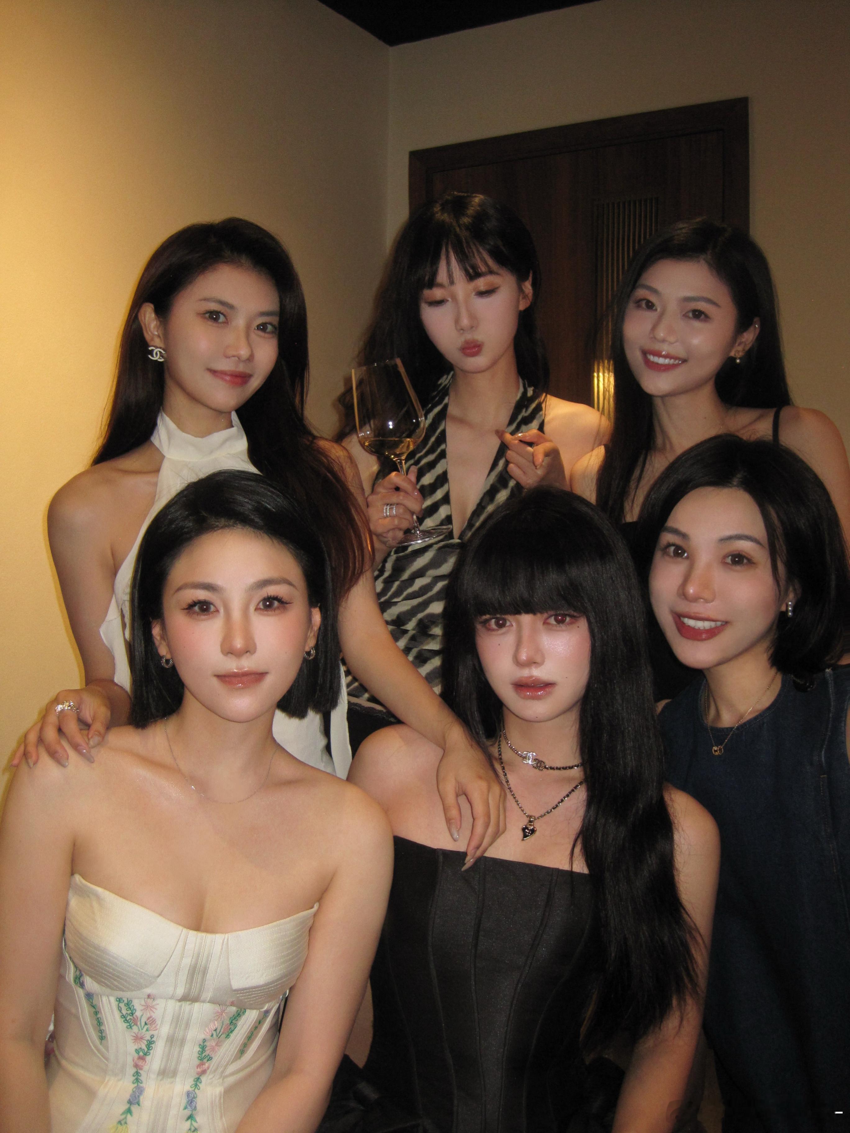 朋友是自己选择的家人哇👭霜霜乱七八糟ootd  ​​​