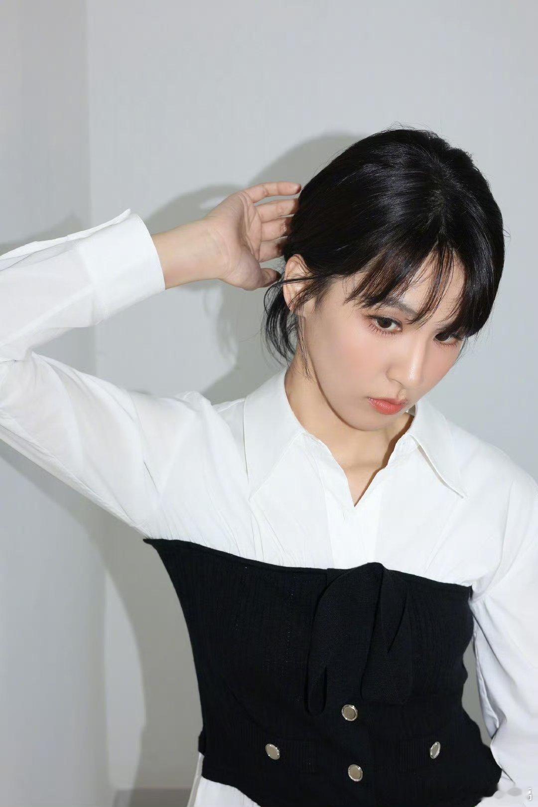 曾沛慈这个妆造萌哭了曾沛慈的温柔风造型真的绝绝子！淡妆出镜，眉眼弯弯，整个人都散