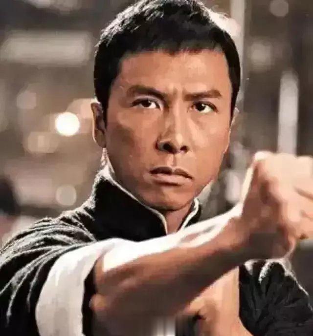 黄百鸣筹拍《叶问1》，首先邀请李连杰来演叶问，可是他报价1个亿，又找了报价700