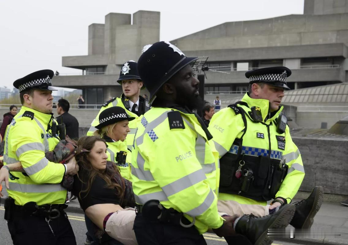 【英国反移民骚乱期间，一名女警察被咬伤】
伦敦时间2026年8月6日，英国塞特福