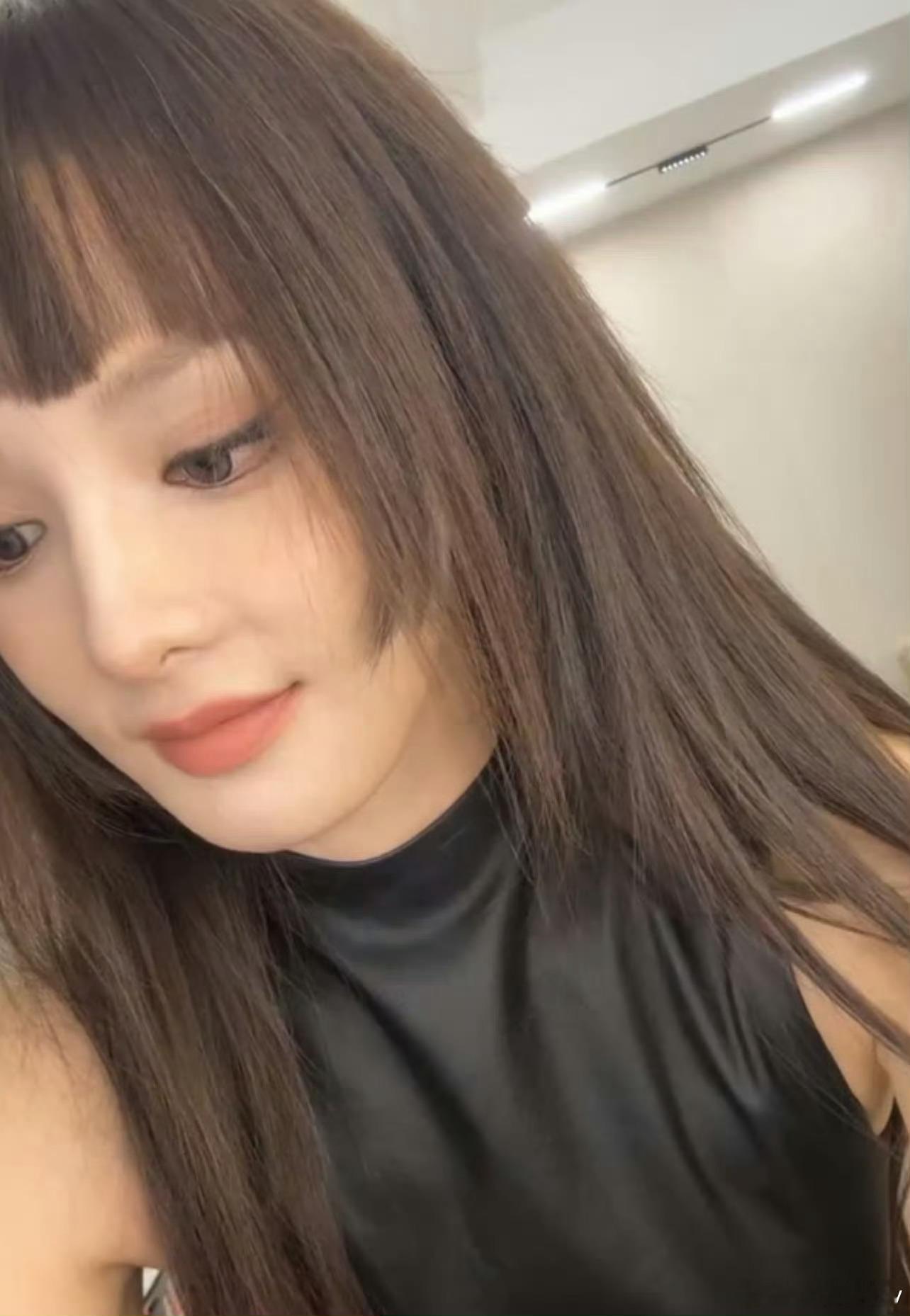 彭小苒换发型了 好直观的美貌，能理解冰冰当时为啥喜欢她了，确实有她年轻时的风采[