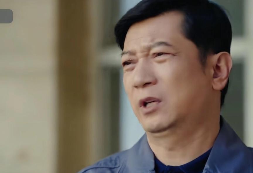 三十年工龄，他说下岗就下岗了。
先进把最后一个名额让给徒弟，转身时背影像被抽了脊