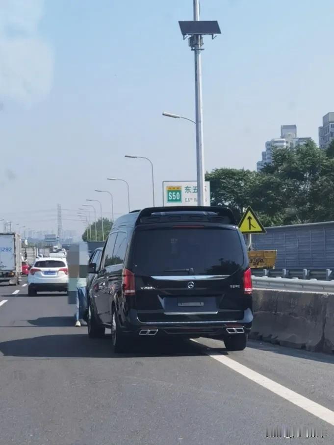 没牌走应急车道，活该你被撞啊！
开奔驰货车的师傅一脸委屈，又给五环主路#别车就撞