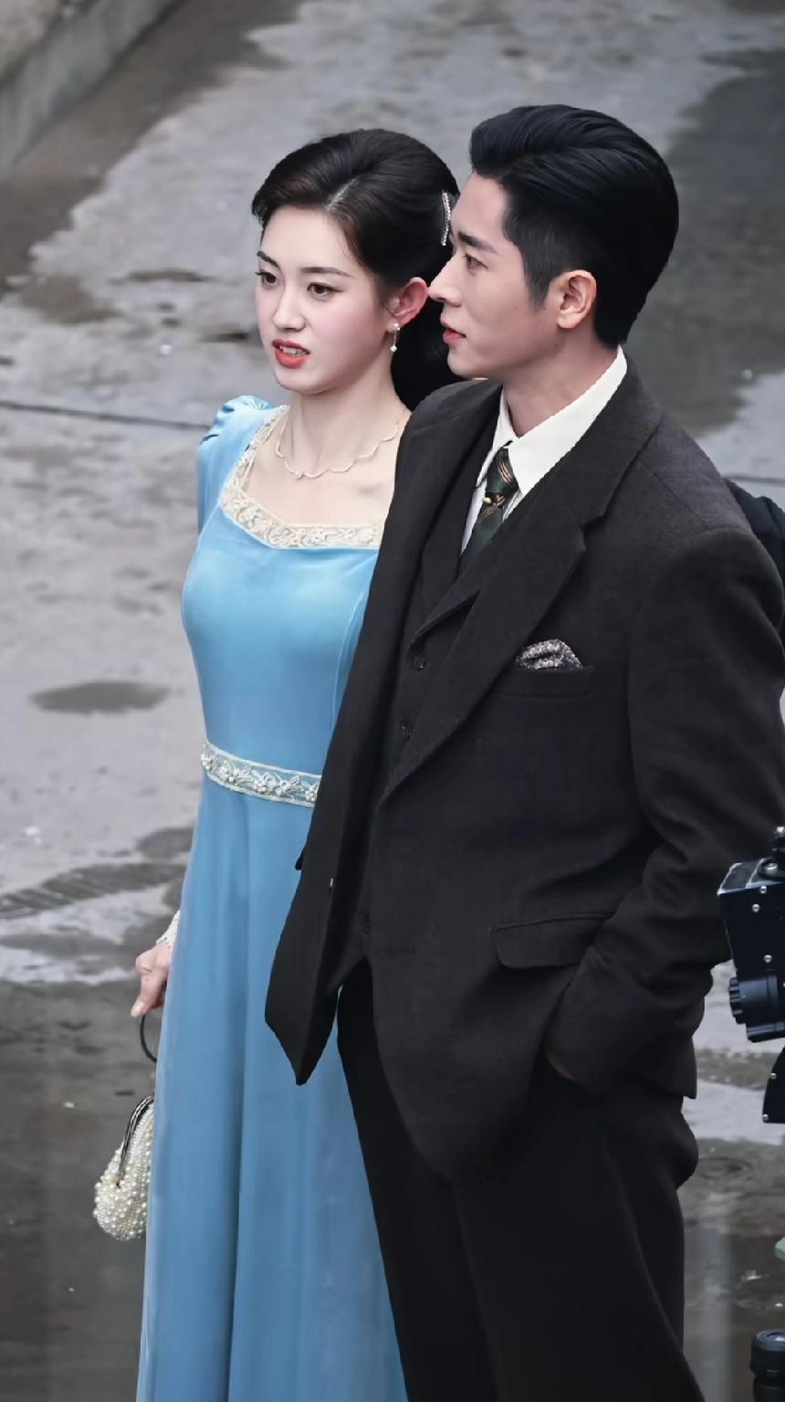 今日新鲜的郭宇欣来了，她在剧组拍戏哦！俊男靓女的，看着好养眼，欣穿蓝色的裙子真是