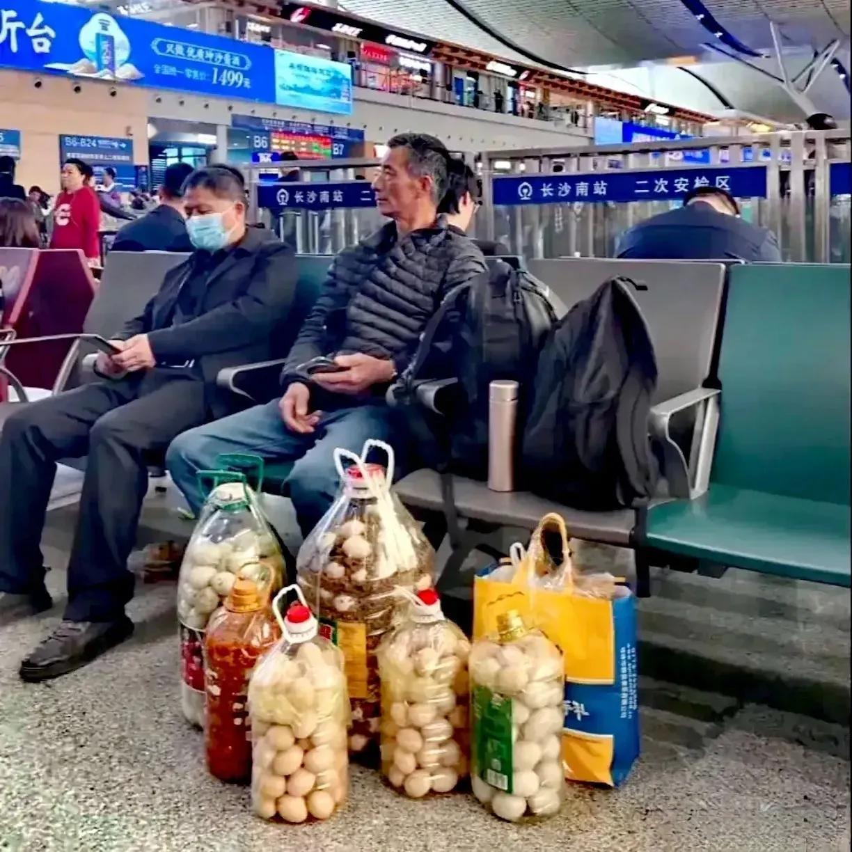在长沙车站，有网友拍到一位候车的父亲，带着六瓶鸡蛋，准备去东莞看望儿子。这张图片