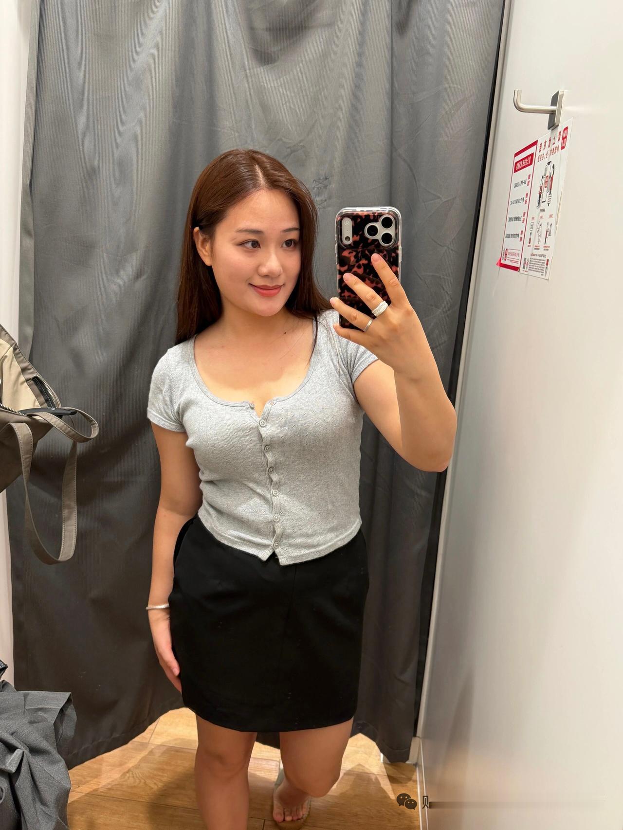 这姑娘自拍真可爱，衣服搭配好看！