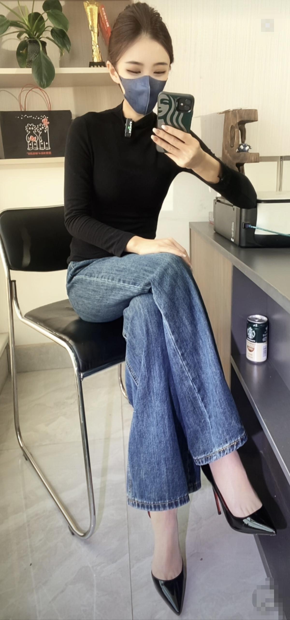 黑色高领毛衣搭配牛仔裤，脚踩黑色 高跟鞋 ，简约又优雅！御姐