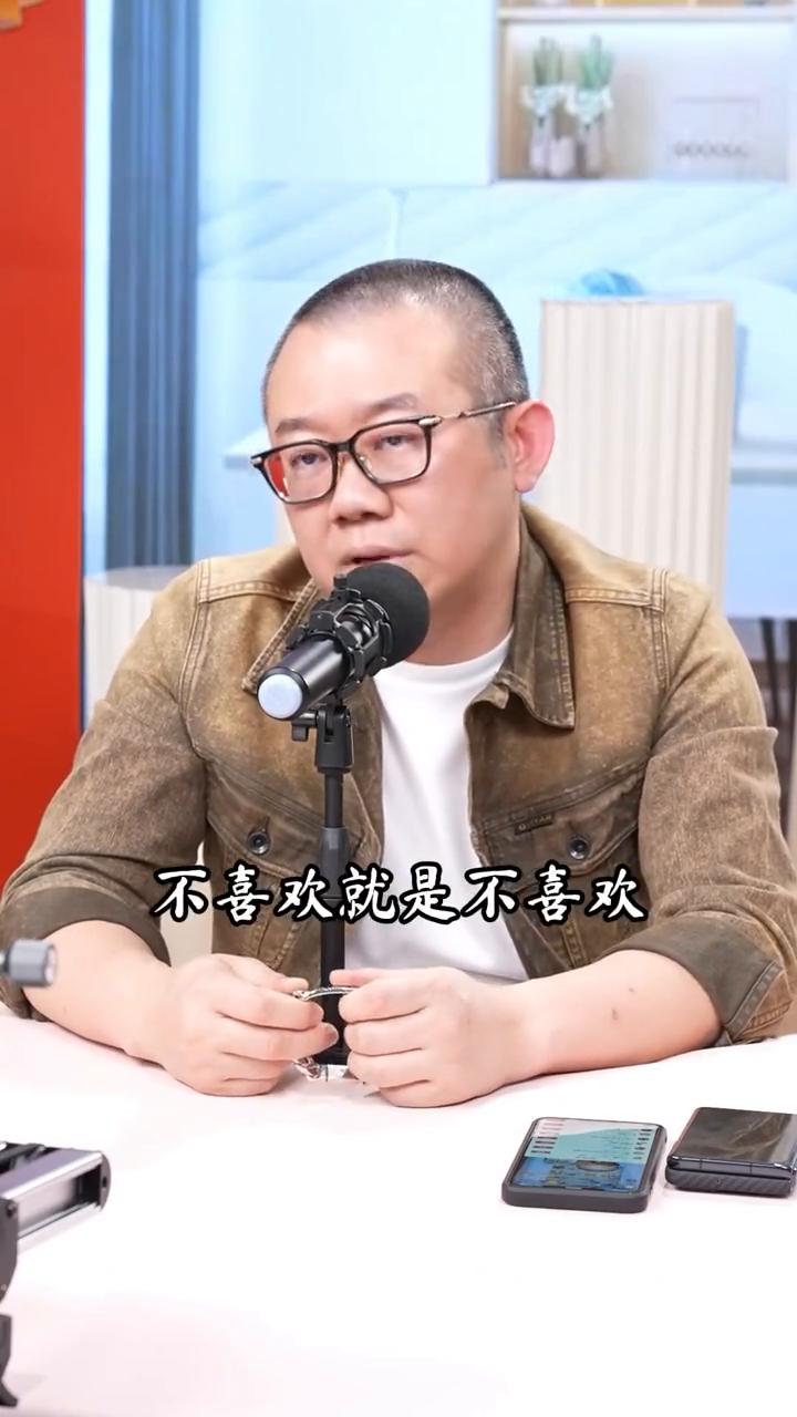 讨厌。
其实有的时候讨厌一个人真的是不需要什么原因，因为讨厌的这个人不是他。比如