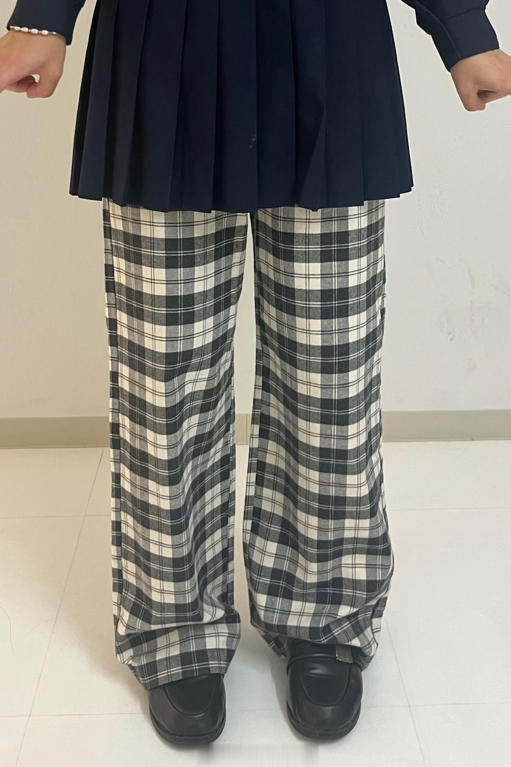笑死我了吃完饭太冷了临时买了条裤子，穿水手服➕裤子很奇怪，于是变成了这样（………