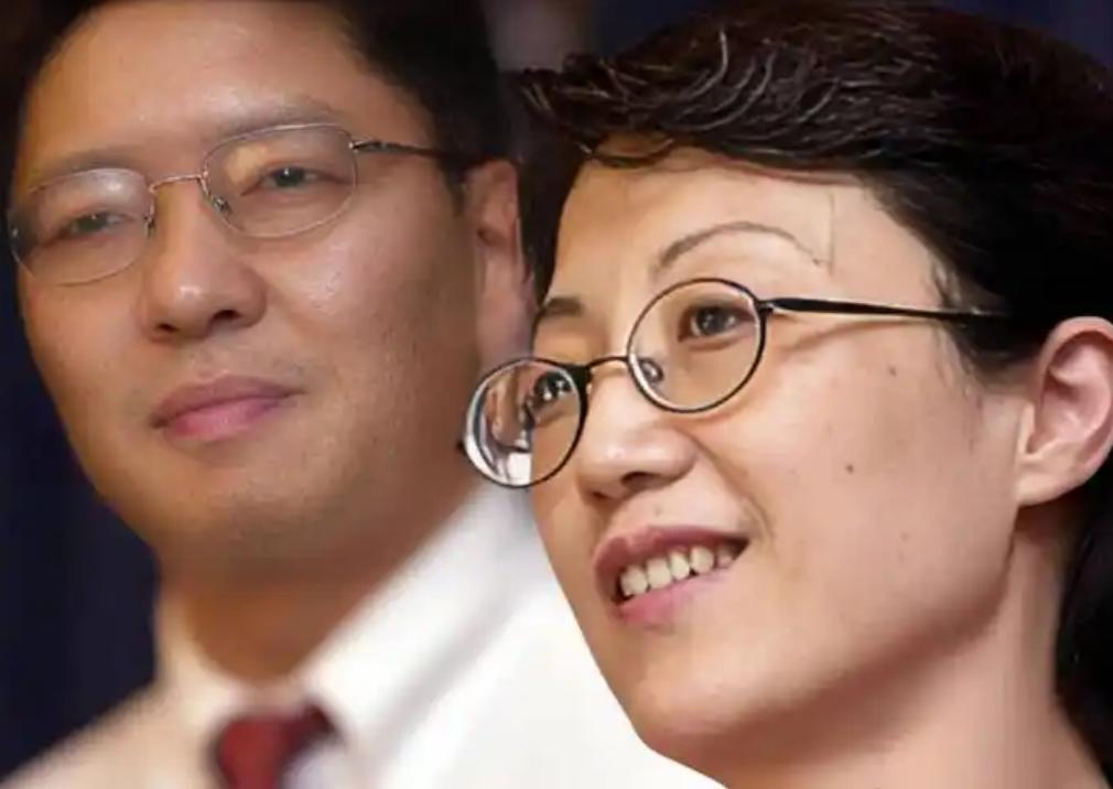她借着回家探亲的借口，将机密资料拷进U盘带到台湾，伸手去护那盒稻香村点心的瞬间，