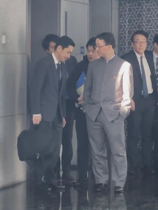 🔻麦大帅见小鬼子的时候也很喜欢双手插兜，不过这裤子兜在后面，所以不太方便。