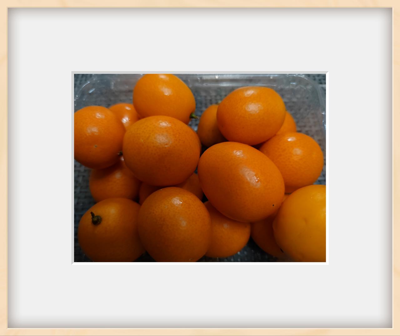 满盒金桔像攒了一捧小太阳，橙亮的果皮裹着酸甜，咬开是满溢的清新，连空气都浸着暖意
