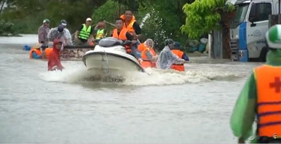 90死12失踪！越南遭特大洪灾重创，极端天气下的生存考验
 
连续多日的暴雨如注