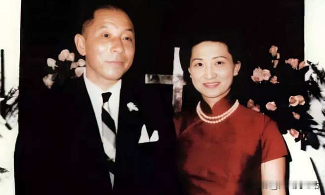 这是张学良与赵一荻结婚时的一张珍贵照片，照片中张学良穿着一件溥西服，打了一条浅色