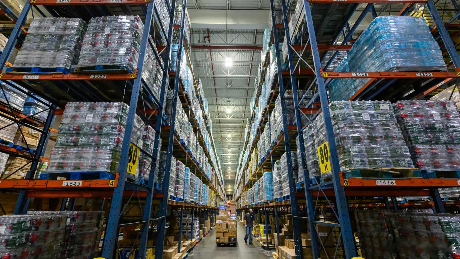 【由于关税，美国更多商品标价开始上涨，库存则下降】（CNBC）从美国经济表面来看