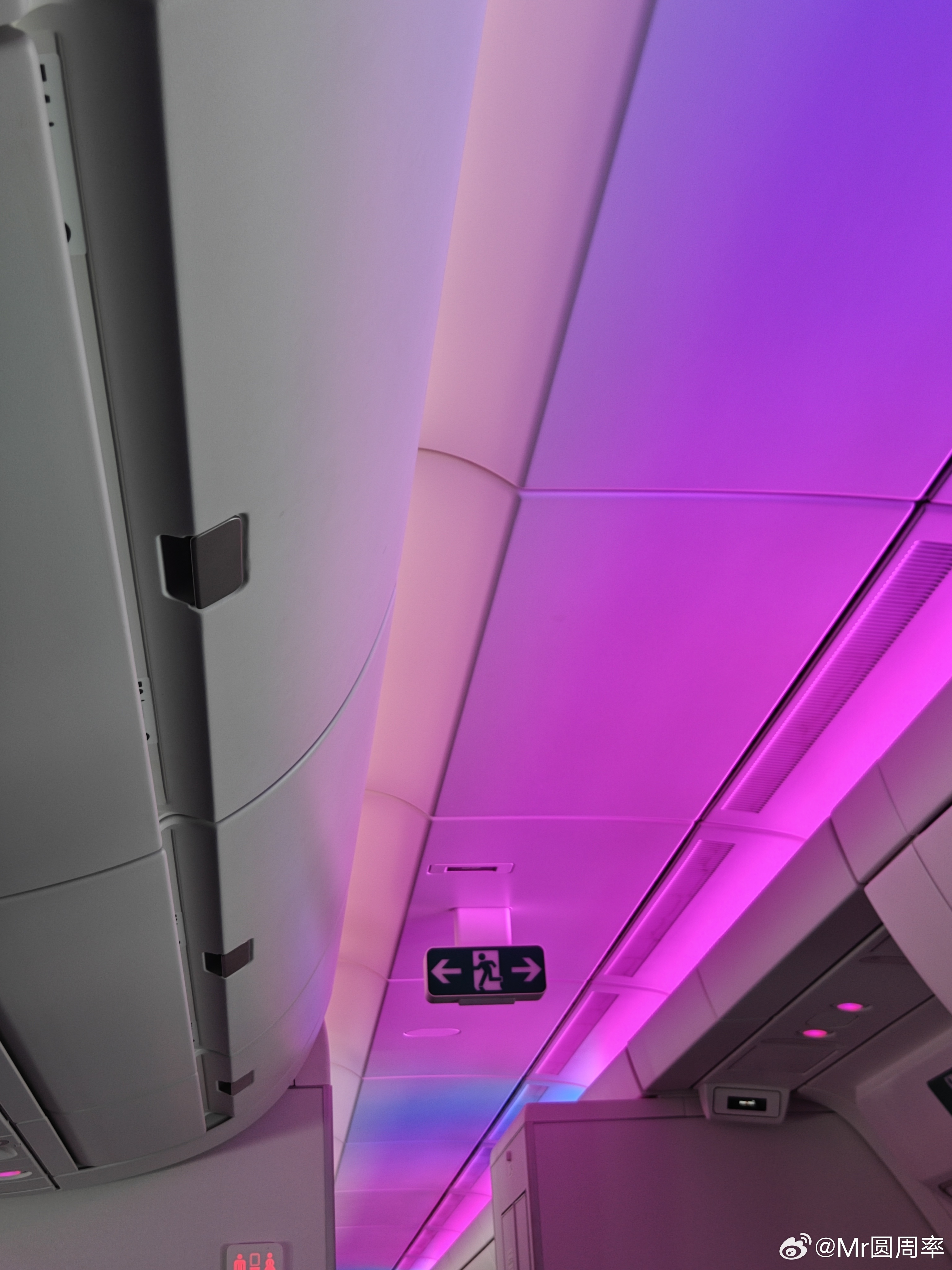 飞机上都有彩虹色氛围灯了，哈哈。还挺好看的  ​​​