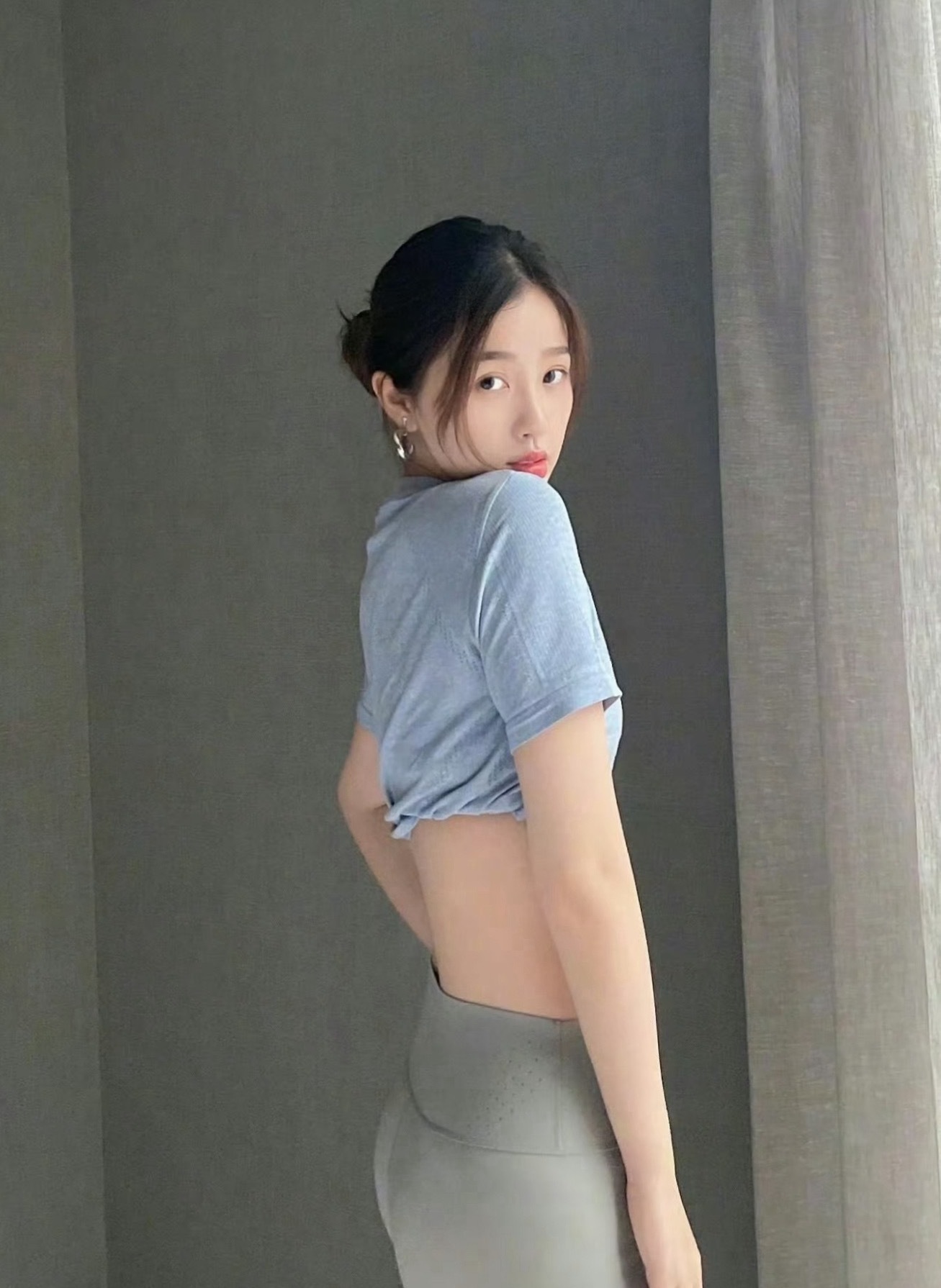 美神降临了，感觉可以当miumiu代言人…虞书欣身材状态