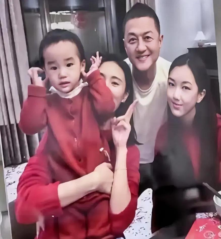 看见他们的全家福，鼻子有点酸酸的，感觉这一家人都挺不容易的。俩女儿，大女儿像爸爸