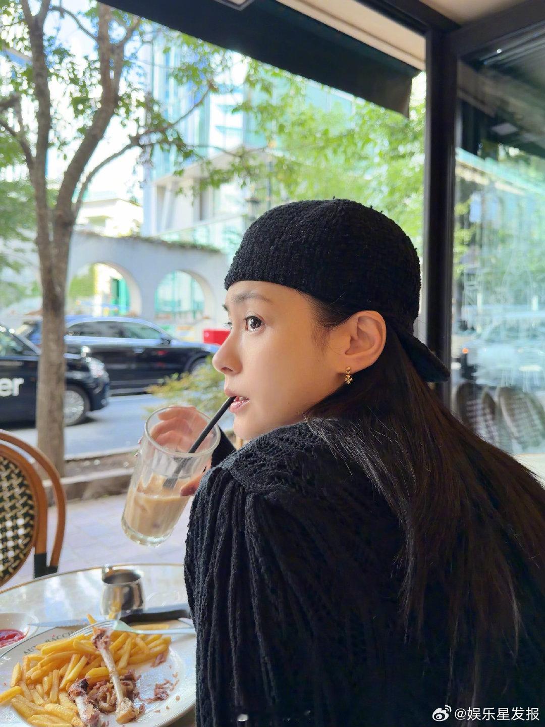 阿娇皮肤状态 阿娇晒最新旅行随拍，简单的纯色卫衣搭配牛仔裤，休闲又松弛，这个皮肤