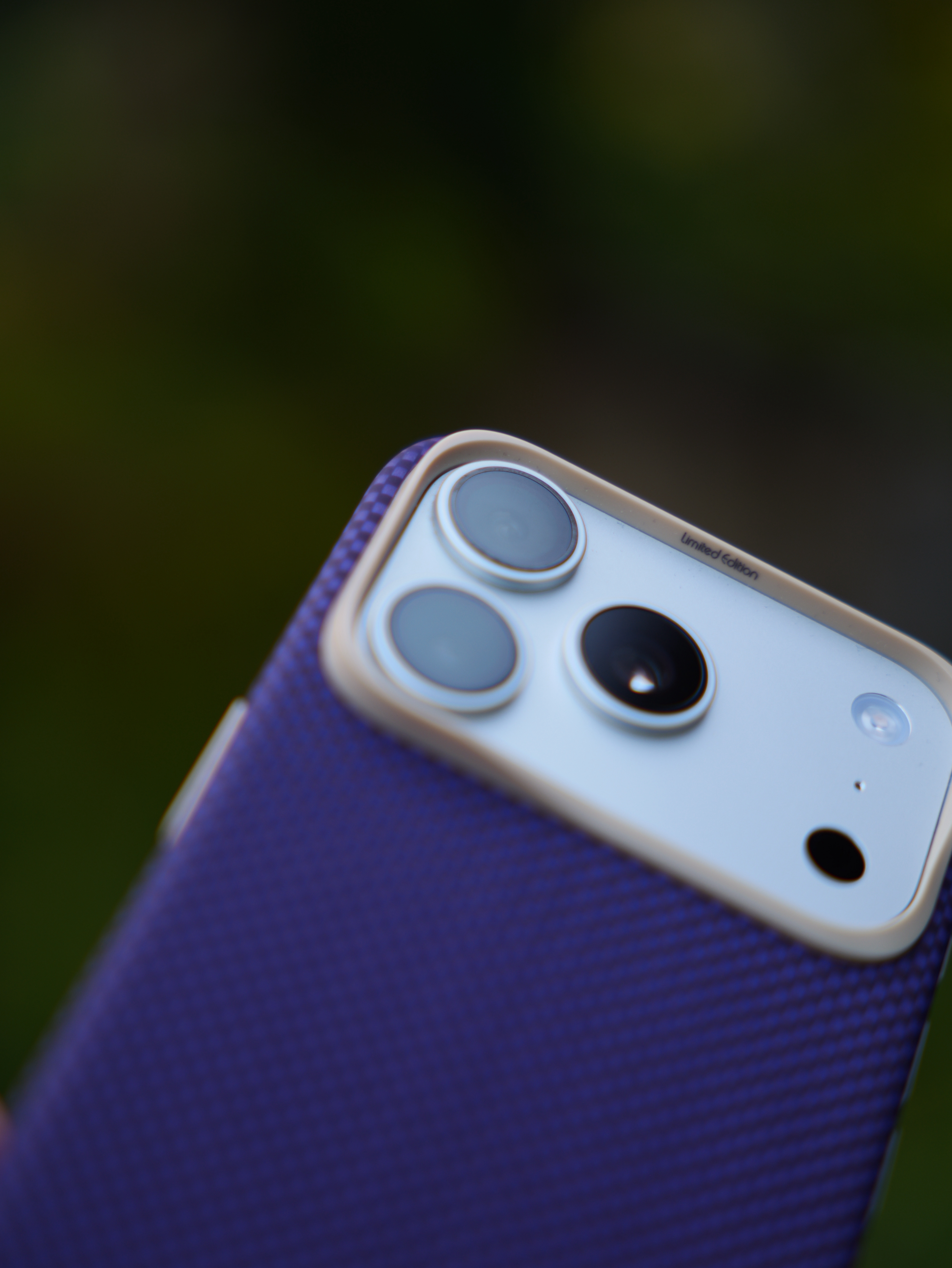 最近真的很喜欢紫色，今天iPhone 18 Pro 的衣服是LLC家的莫奈紫。紫