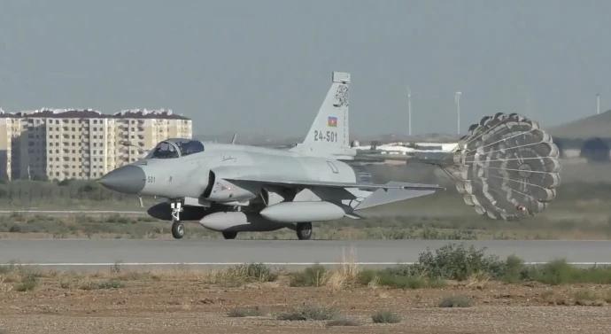 枭龙已正式服役于阿塞拜疆空军。目前官方公布的是两架，机身编号是24-501、24