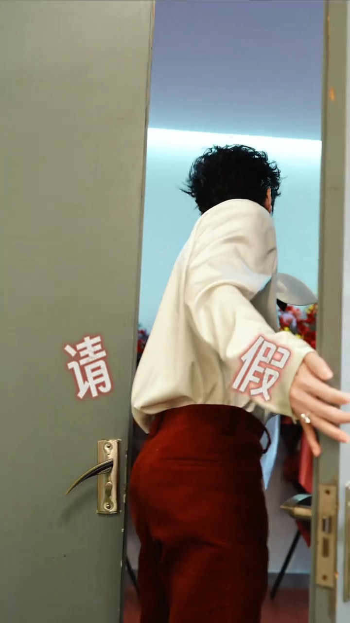 陈楚生  路过拍一下圆圆的梨🍑～上班的牛马最实用的表情包be like： 