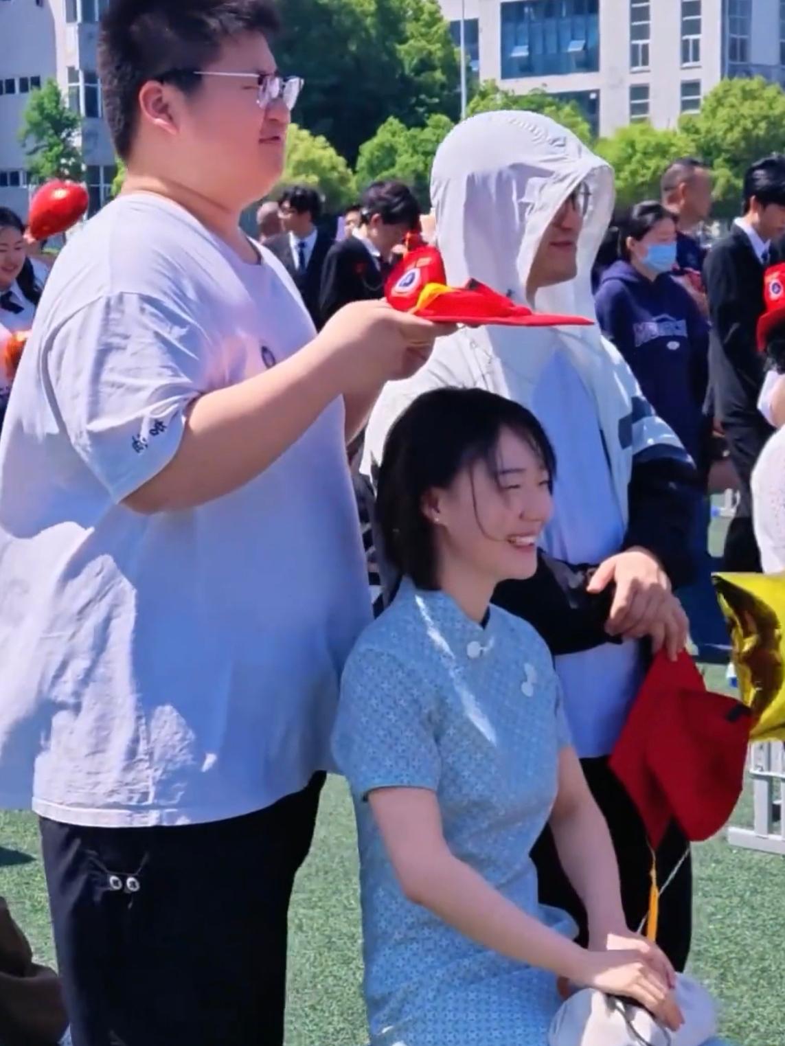 安徽滁州海亮学校的高三男生成人礼上，因为父亲在外地工地上赶工期没有来得及回来，所