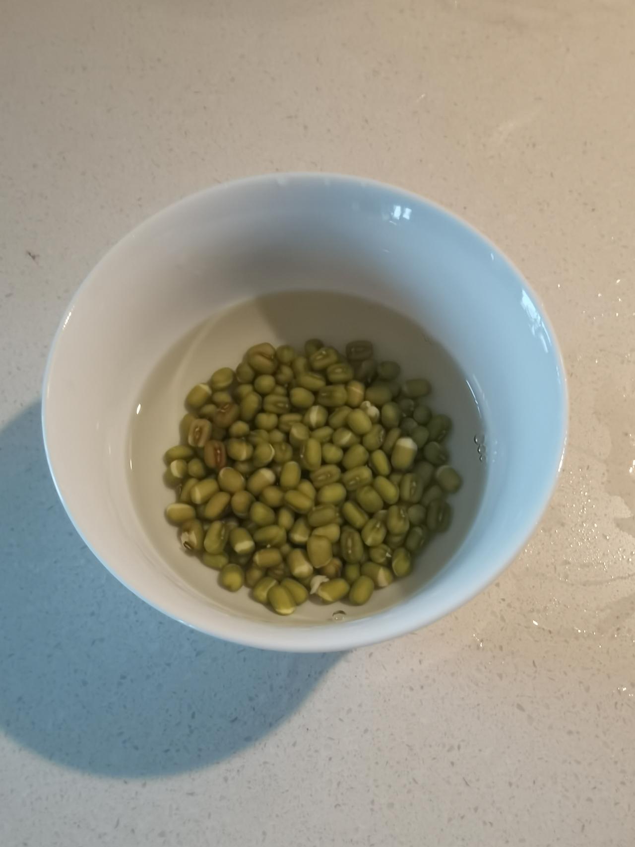 前几年在网上买了这个发豆芽的罐子，没想到这个小东西，给我一个人的日子增添了不少乐