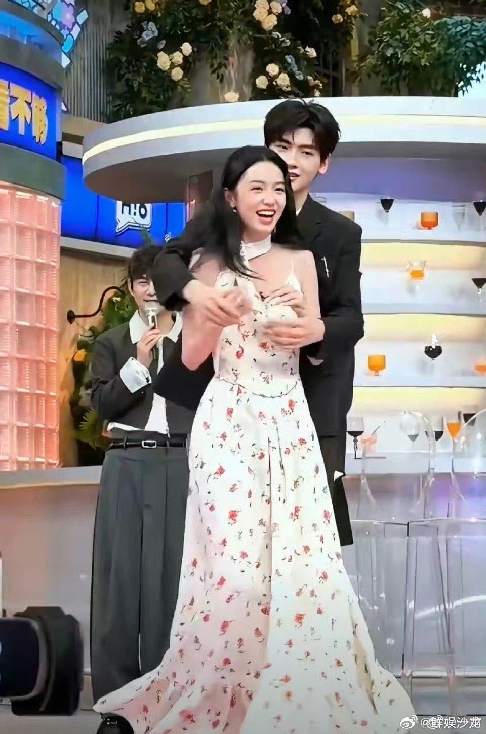 救命！这一搂温柔又自然，周也翟潇闻也太好磕了✨周也翟潇闻这一搂太甜了你好星期六