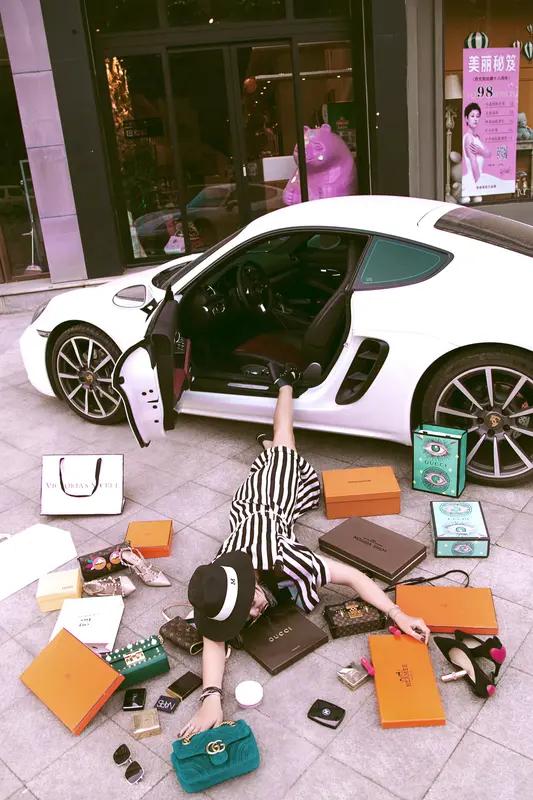 现在网红炫富现象真不少。像那对号称“AI写公众号年入200万”的网红夫妇，没几天